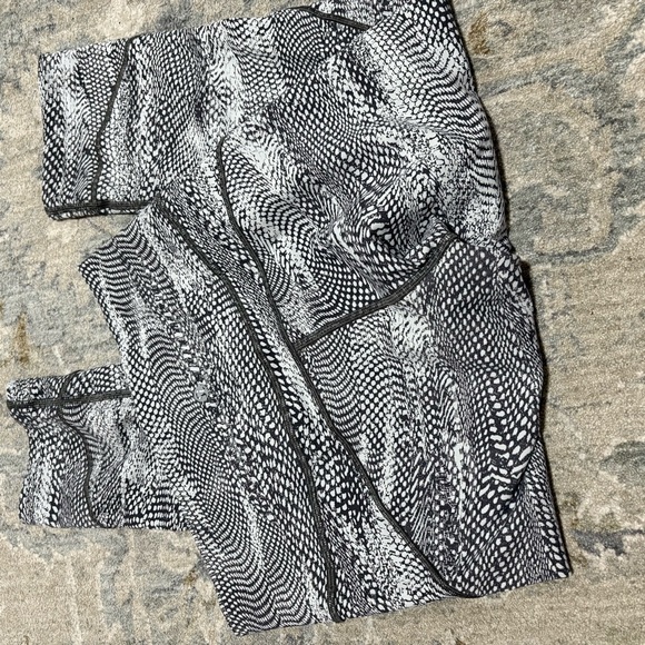 Lululemon In Movement Crop Everlux 19” Legging Swerve Vapor Metal Grey 8 - Picture 3 of 3